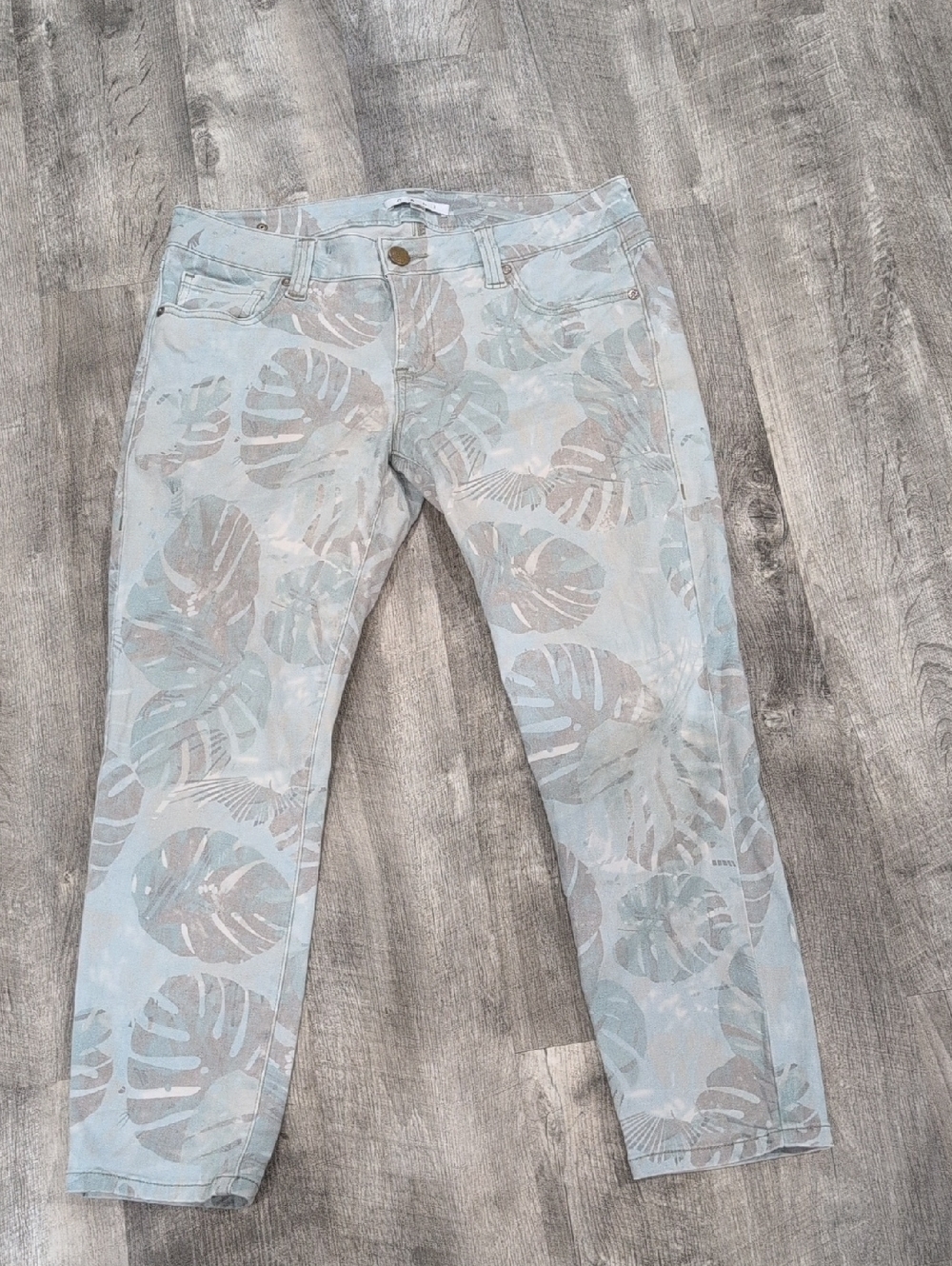 CAbi Pale Blue Tropical Leaf Cropped Jeans Size 8